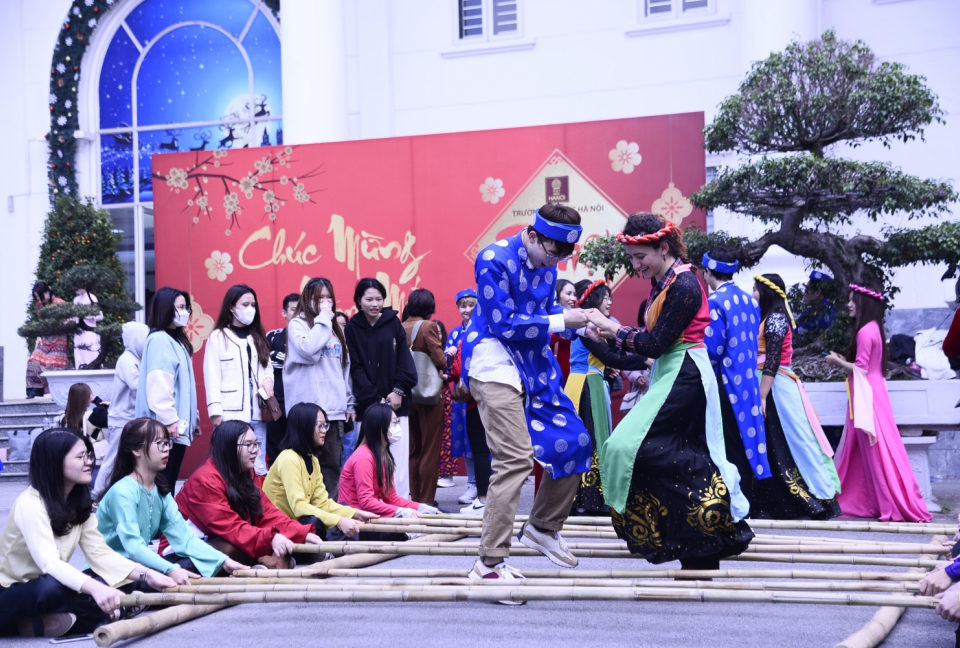 Du học sinh nước ngoài háo hức tìm hiểu phong tục ngày Tết cổ truyền của Việt Nam 